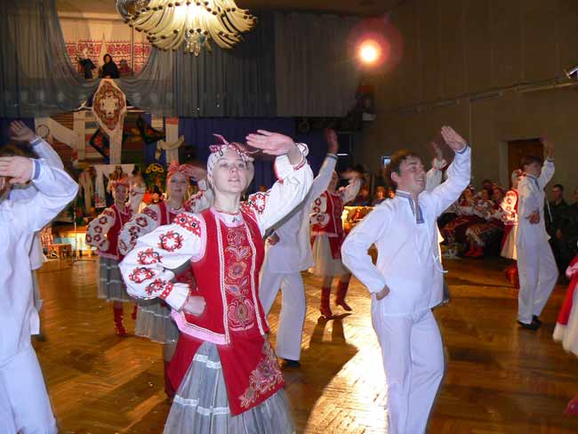 Виступає зразковий хореографічний ансамбль танцю «Атлантика» (керівники Галина та Сергій Кравченки).