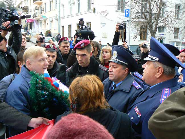 Громадський порядок не можна порушувати нікому - навіть власникам російських прапорців