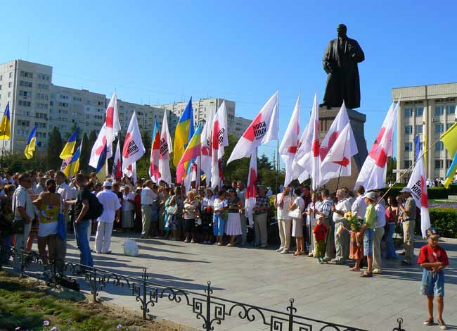 Було багато прапорів "Блоку Юлії Тимошенко", кілька державних та один білоруський. Інші партії не визнають День Незалежності України? 