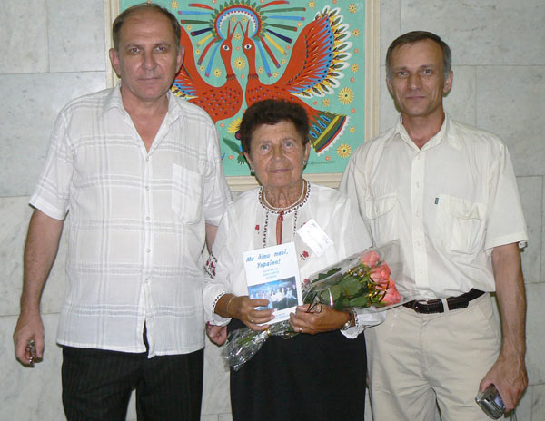 Зліва направо: Микола Владзімірський, меценатка з Торонто Марія Фішер-Слиж, редактор газети "Кримська світлиця" Віктор Качула.