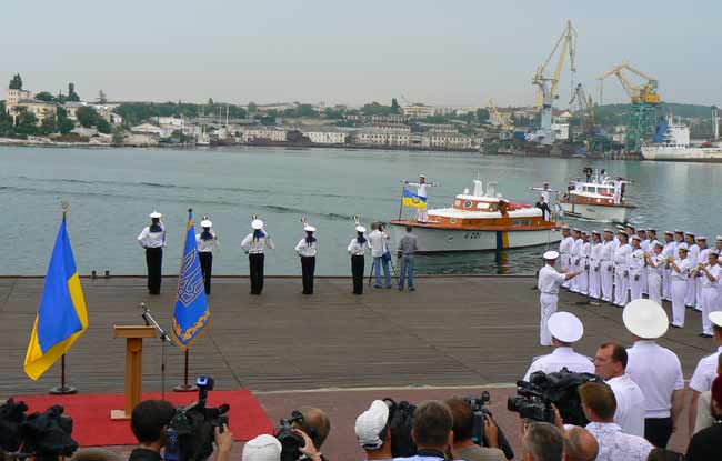 Повернення після перегляду урочисто піднятих прапорів Військово-морських сил України і прапорів розцвічування на кораблях.