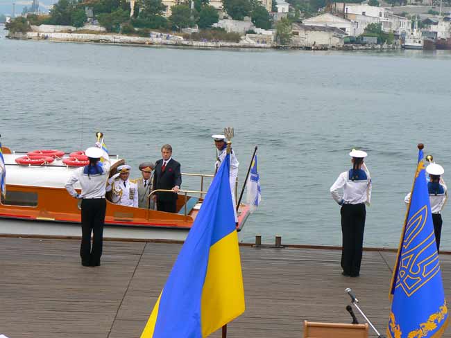 Головні дійові особи свята повернулись з огляду кораблів, що вишикувалися для проведення параду у Севастопольській бухті.